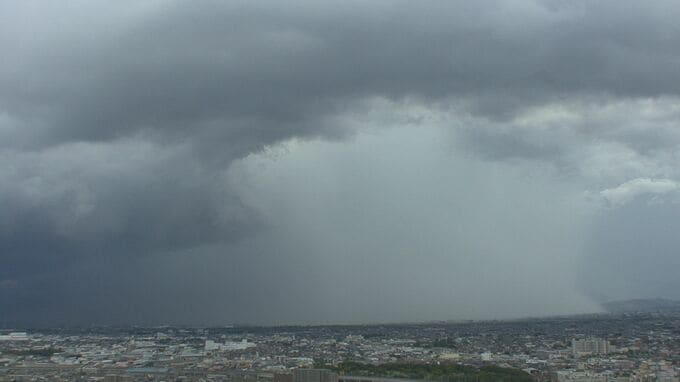 富山県東部でゲリラ豪雨　大きな雲の下に「雨柱」が出現！　雲の下では土砂降りの大雨に　落雷も【３連休の雨シミュレーション】|TBS NEWS DIG