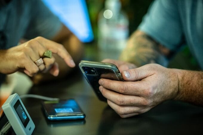 米世帯でモバイルバンキング利用拡大－高齢者や低所得層に課題