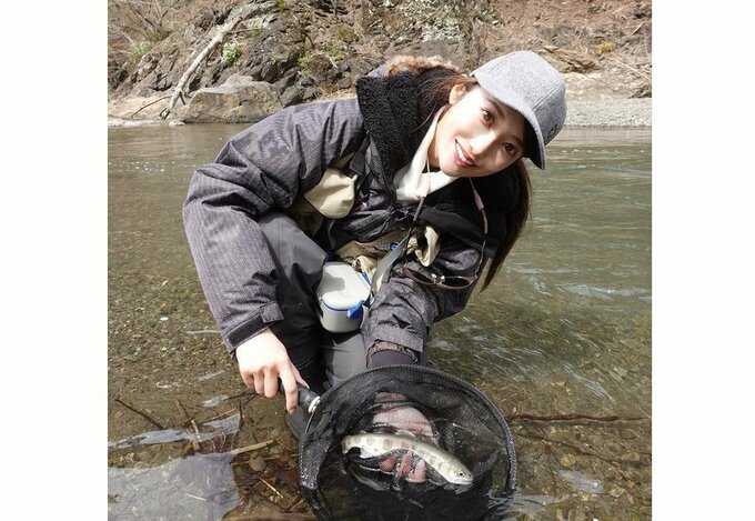 【片原恵麻】　「ヤマメ〜！　美しい魚だね〜〜〜」　渓流釣りで笑顔　先日は「３００キロ超」の巨大クロマグロを釣り上げ、話題に|TBS NEWS DIG