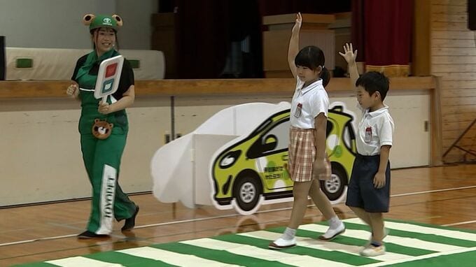 歩行中の事故が最も多い「魔の7歳」に交通ルールを　岡山県警と岡山トヨペットが小学校で啓発活動|TBS NEWS DIG
