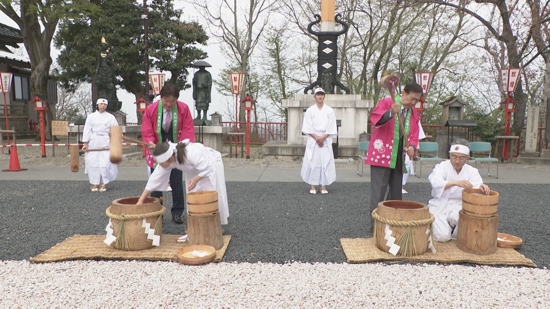 倶利迦羅不動寺「八重桜まつり」を前に厄除け念仏赤餅つき | 石川県の