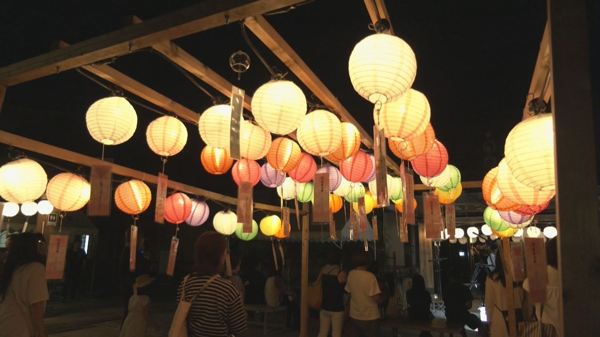 約450個の提灯に願い込めた短冊が揺れる…岩津天満宮“献燈祭”「夜も