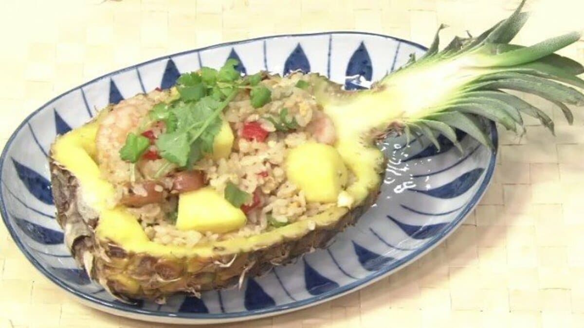 南国気分満点！「パイナップルチャーハン」皮ごと使ったびっくり