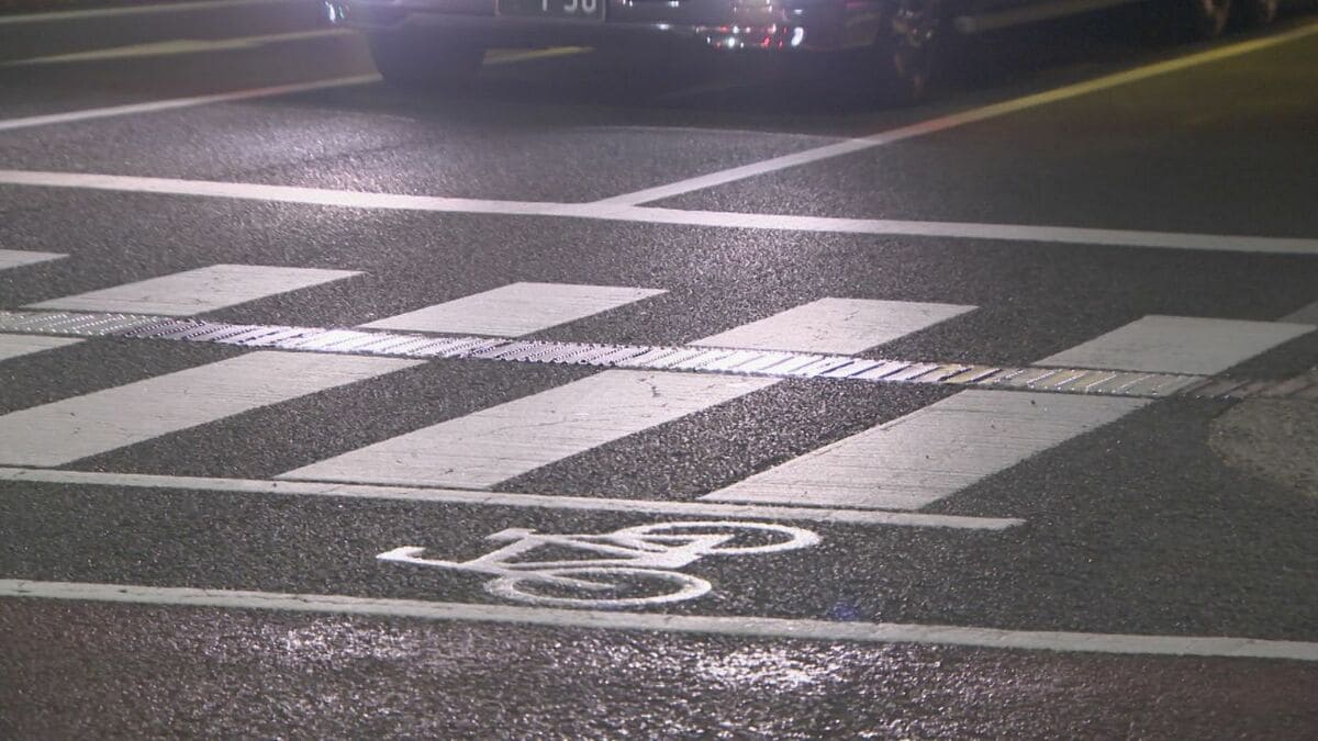 横断歩道を渡っていたら…バイクにはねられ男性重傷 バイクは現場に放置される ひき逃げ事件として捜査 三重･四日市市