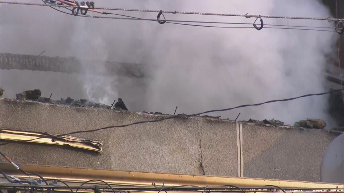 岐阜市で住宅火災 2階のストーブが原因か…出火当時 親子は1階に 91歳女性ら3人搬送 消火活動中だった近所の男性も