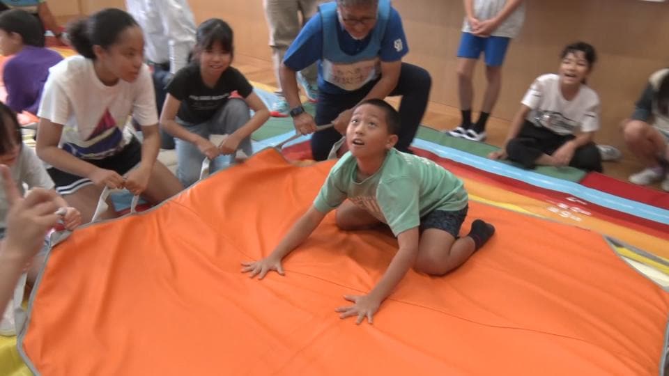 地震の“揺れ“を体験　子どもたちが身を守る避難を学ぶ特別授業　読谷村