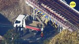 トラックの積んだショベルカーが架道橋に接触　JR呉線一部区間で一時運転見合わせ【動画ニュース】|TBS NEWS DIG