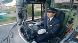 平均年齢は53.9歳 期待の新人19歳や元海上保安官らがバス運転士に  深刻なバス業界の人手不足|TBS NEWS DIG