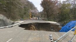 金沢市の県道で幅・深さ10mの陥没 1月に路肩崩落しモルタルで補強も岩盤崩れる　|　石川県のニュース｜MRO北陸放送
