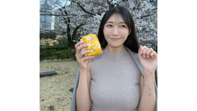 【 穂川果音 】 最新お花見ショット 「春だ〜桜の季節だ〜 」「桜見ながらピクニック、気持ちいいなぁ」 ハンバーガー片手に春を堪能|TBS NEWS DIG