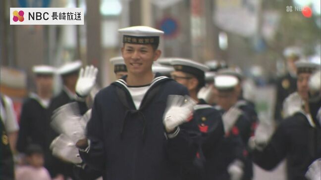 佐世保市で自衛隊パレード　２年連続で銃携帯せず行進|TBS NEWS DIG