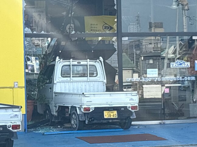 自動車整備店に軽トラック突っ込む　けが人なし　山口・山陽小野田|TBS NEWS DIG
