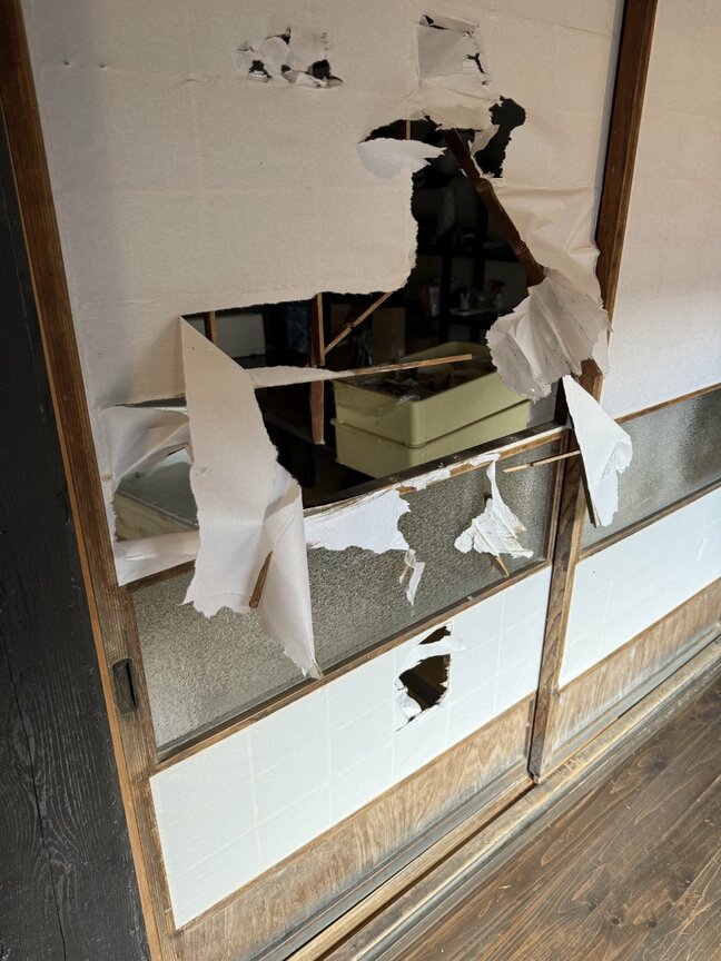 【動画】温泉旅館で聞こえる "がさごそ" 物音　防火扉一枚挟んだ先にはクマ　"緊急銃猟" で駆除されたクマは温泉旅館を広範囲に荒らす（山形）|TBS NEWS DIG