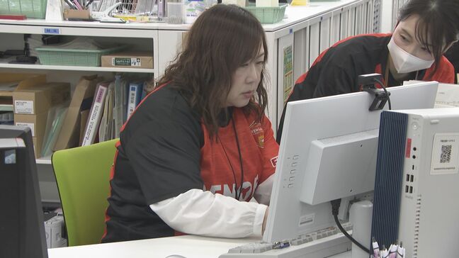 「頑張れ！レノファ」ホーム開幕戦控え応援ウイーク！山口市職員がユニフォーム姿で業務|TBS NEWS DIG