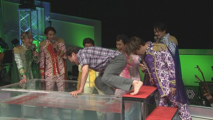 【地獄の熱湯風呂リレー】純烈コンサート　ダチョウ倶楽部登場でステージに飛び散る熱湯|TBS NEWS DIG