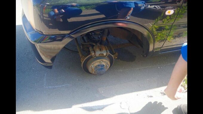 「運転手がタイヤを探している」軽乗用車からタイヤ脱落　タイヤは道路脇の草むらで発見　北海道北広島市|TBS NEWS DIG