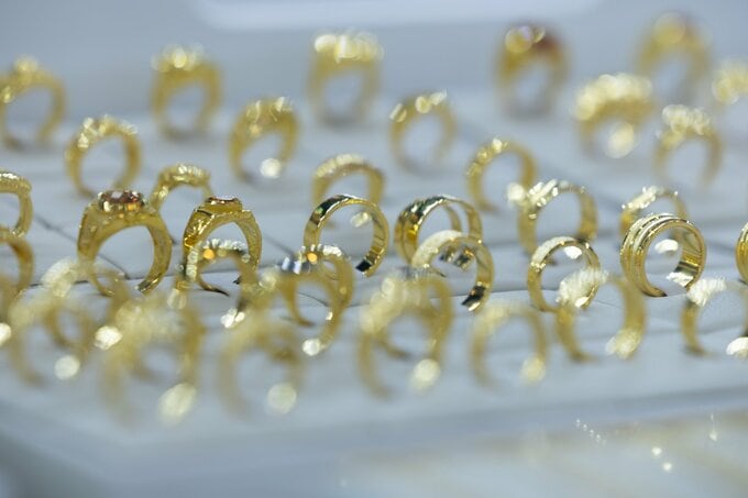金上昇、一時2カ月ぶりの4400ドル超－市場は米利上げ動向に注目