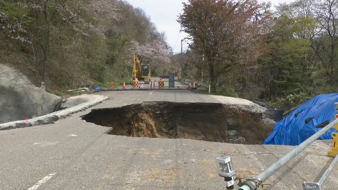 金沢市の県道で幅・深さ10mの陥没 1月に路肩崩落しモルタルで補強も岩盤崩れる|TBS NEWS DIG