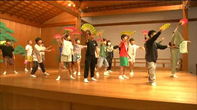毎年恒例の小学生に"日本舞踊や茶道"を体験してもらい伝統文化に触れてもらおうという教室が開かれる　宮城・白石市|TBS NEWS DIG