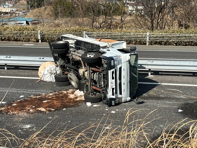 磐越道でトラック2台衝突　1台横転1人けが　車線変更時に衝突か　船引三春IC～郡山東IC（下り）通行止め【午前11時10分更新】　|　福島のニュース│TUF