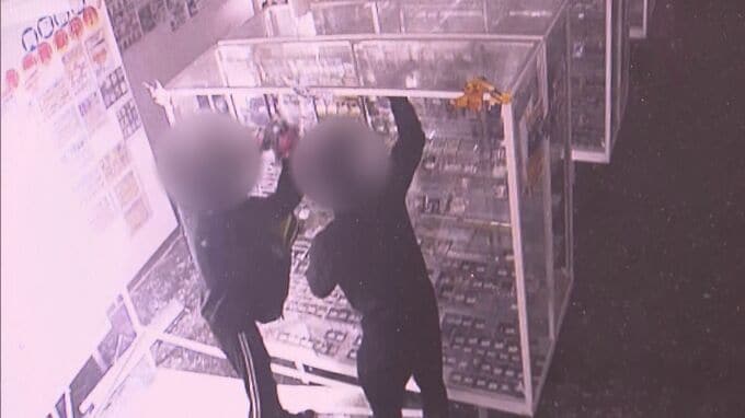 【未明の蛮行】南海難波駅近くのカードショップに車が突っ込み…　2人組がポケモンカードなど盗んで逃走　|　MBSニュース | 関西の最新ニュースを分かりやすく。