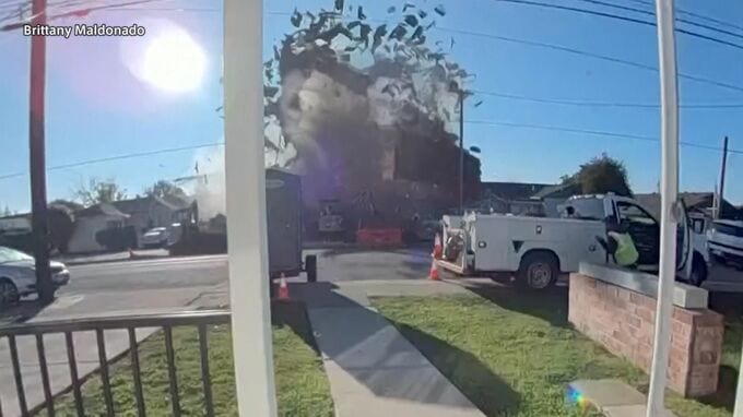 米カリフォルニア州で住宅が突然爆発　6人がけが　地下ガス管の破損が原因か