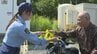 スピード落としてツーリングを　警察官がライダーにフラッグ手渡し安全運転呼びかけ　2025年 道内はバイク事故で18人が死亡　7～9月にバイク事故急増　北海道伊達市・国道276号　　|　北海道のニュース｜HBC北海道放送