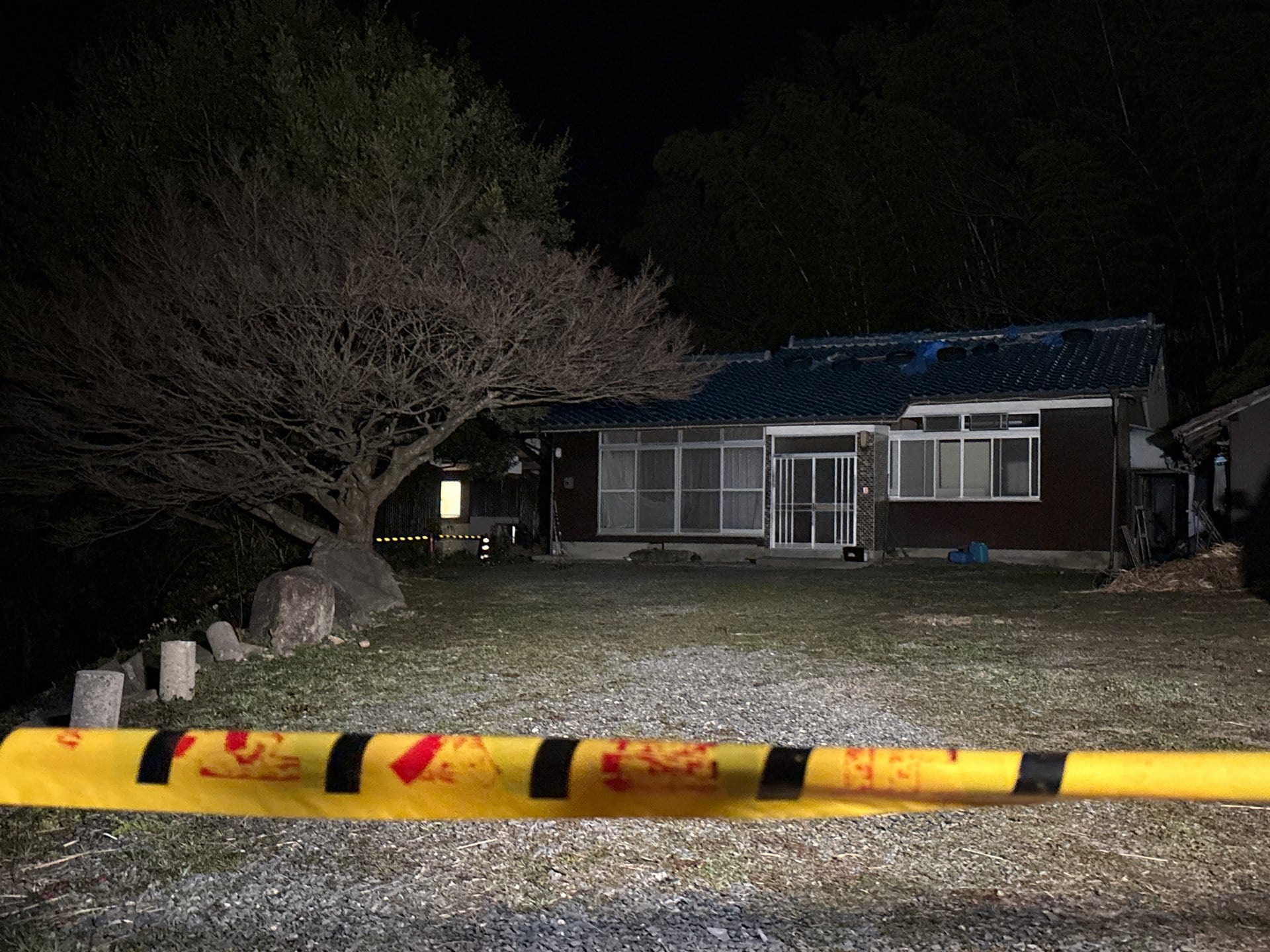 高齢男性(74)殺害されたか 室内で布団をかけられ、頭などに複数の傷