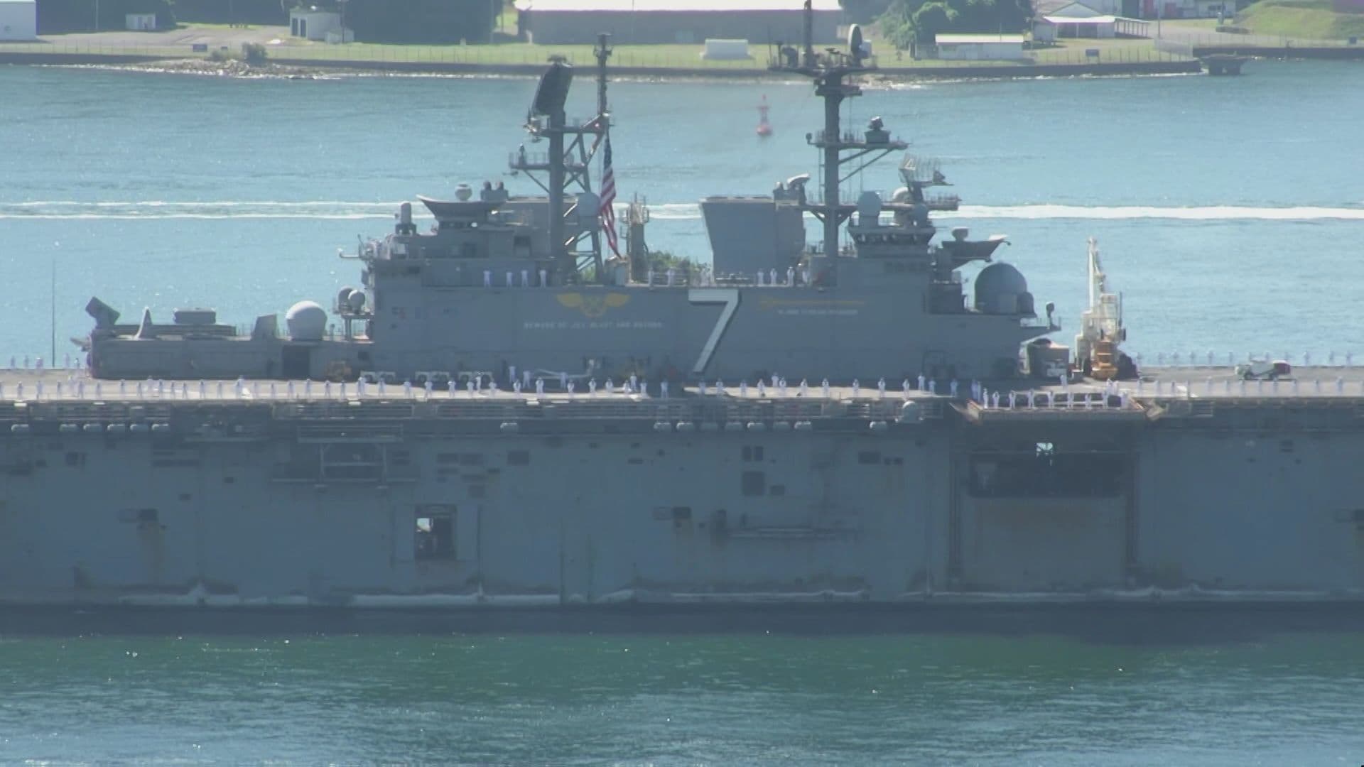 中東派遣の米海軍強襲揚陸艦「トリポリ」長崎県の佐世保基地に帰還