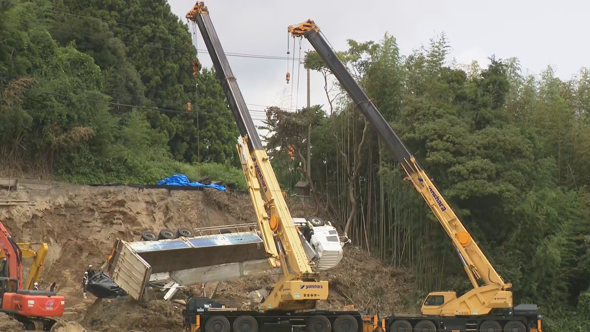 大雨で陥没の国道249号で転落車両の撤去作業 クレーン車で大型