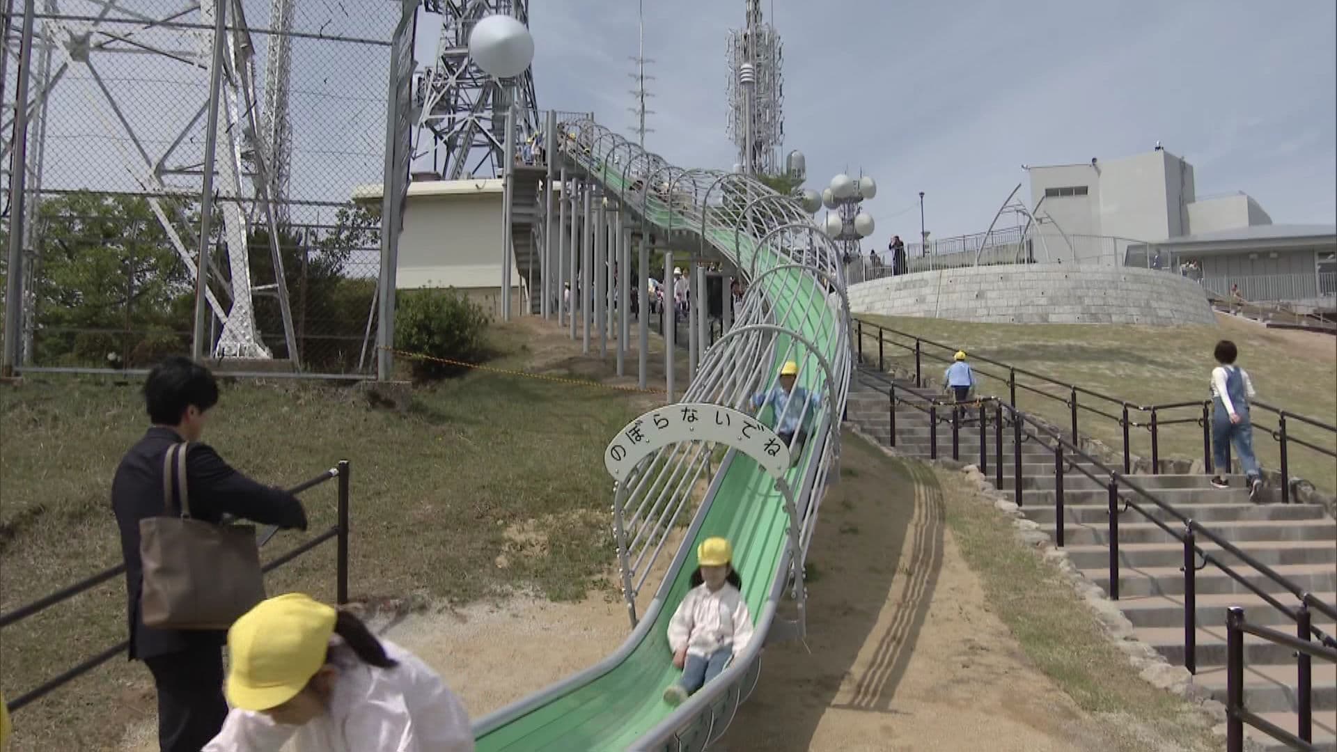 展望台のそばでスライダー体験！夜景見ながらブランコも 皿倉山に待望