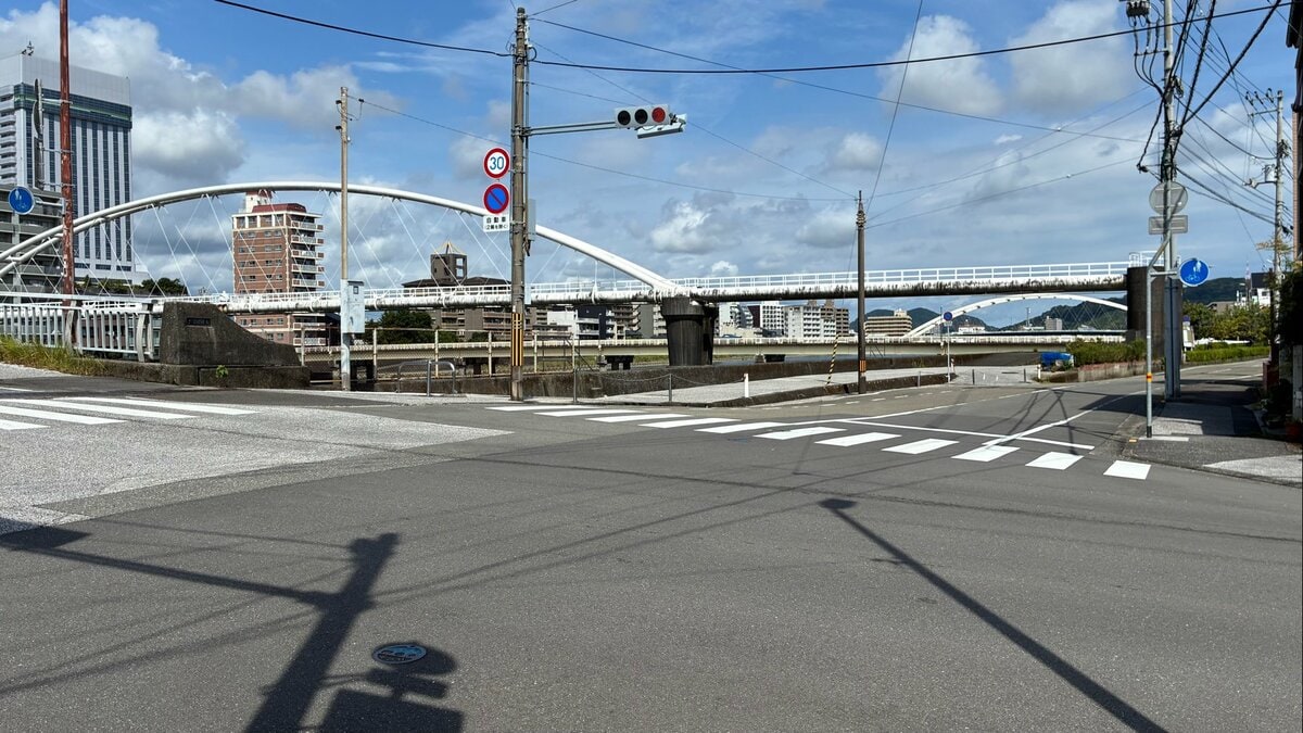 早朝の路上でパトカー追跡400m　無免許で原付バイク運転の高校生を現行犯逮捕・逃走中に転倒【高知】