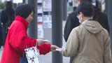 「世界エイズデー」を前に 性感染症に正しい理解を呼びかける街頭活動 大分 | 大分のニュース|OBS NEWS|大分放送