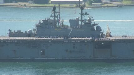 中東派遣の米海軍強襲揚陸艦「トリポリ」長崎県の佐世保基地に帰還
