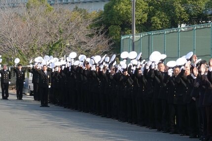 海自伝統の「帽振れ」で見送り 海上自衛隊 俵 佐世保総監離任 統合作戦