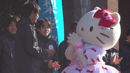 ハローキティが選手を激励 箱根駅伝出場の山梨学院陸上競技部へお守り