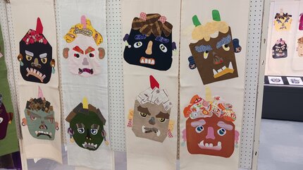 あなたの顔に似た鬼を探してみて」手縫いで作った鬼の顔の布絵を集めた