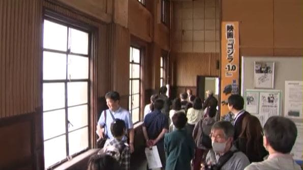 錆び付いて動かぬ窓「どうしてもと言われ急遽修復して開けました」撮影ウラ話にも興味津々　アカデミー賞「ゴジラ ｰ1.0」重要場面撮影の旧岡谷市役所庁舎でロケ地ツアー　|　SBC NEWS | 長野のニュース | SBC信越放送
