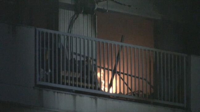 県営団地の一室から激しい炎…住宅密集地での火災に一時騒然 約3時間後に鎮火 島根県出雲市|TBS NEWS DIG