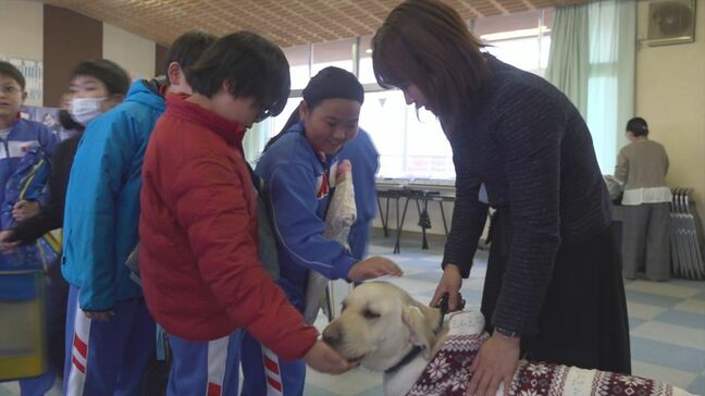 「どのように声をかけて関わったら いっしょに生活できるかな」盲導犬のユーザーが特別授業　声掛けの大切さなど児童に伝える　山梨|TBS NEWS DIG