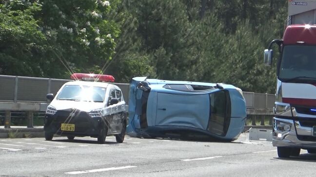 「車両複数台の事故で横転した車両に乗員がいる」国道431号で車が横転、中央分離帯に衝突…4台が絡む事故　男女2人が病院に搬送されるも軽傷のもよう　鳥取県米子市|TBS NEWS DIG
