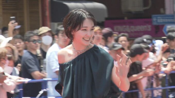 沖縄国際映画祭　最後のレッドカーペット　俳優・芸人ら700人以上がレッドカーペット練り歩き大きな歓声　|　沖縄のニュース｜RBC 琉球放送