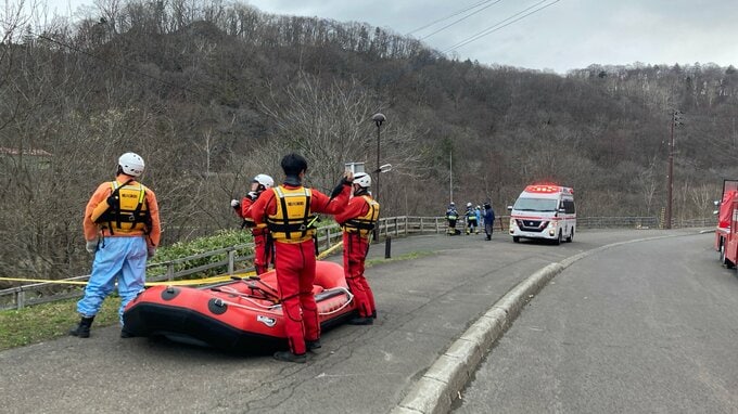 18歳男性が石狩川に流され行方不明「川に沈んでいった」友人を助けようとして…50人態勢・ヘリで捜索再開　最初に転落した女性は、自力で岸に上がり無事　北海道旭川市神居古潭|TBS NEWS DIG