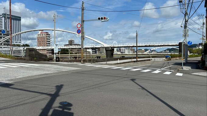 早朝の路上でパトカー追跡400m　無免許で原付バイク運転の高校生を現行犯逮捕・逃走中に転倒【高知】|TBS NEWS DIG