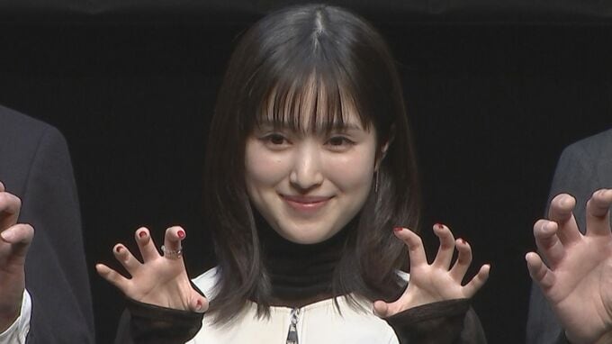 【福本莉子】羽田空港に“超巨大ゴジラ”誕生　「ゴジラ関係のお仕事待ってます」|TBS NEWS DIG