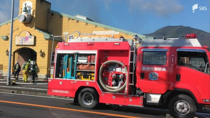 「2階のダクトから黒い煙が出ている」静岡市のパチンコ店で火事 消防車10台出動し消火活動＝静岡市葵区|TBS NEWS DIG