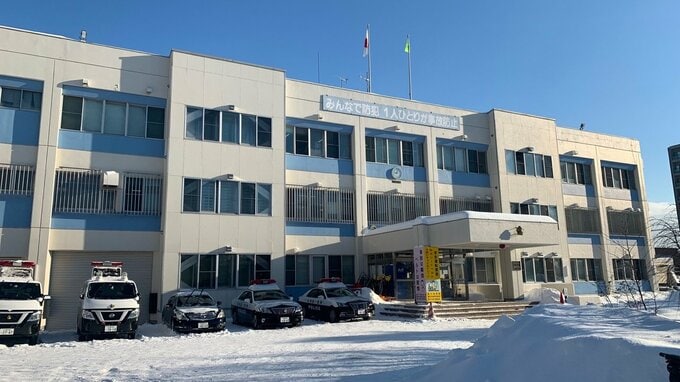 不審な女が警察署の駐車場に…当初「探し物」と説明するも所持品検査でライターなど見つかる、建造物侵入容疑の自称65歳の女「火をつけて燃やすため」|TBS NEWS DIG