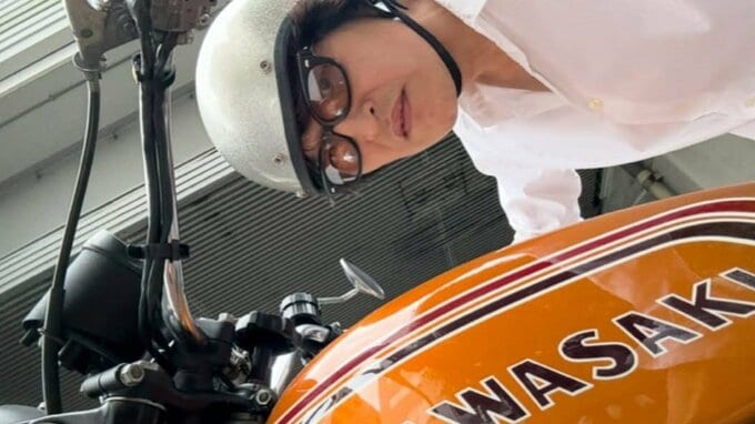 【 千原ジュニア 】「すこぶるご機嫌」カワサキ750ccの愛車バイク “マッハ” に跨がってご満悦　フォロワー共感「細身のタンクが良き」|TBS NEWS DIG