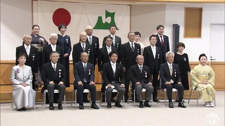 春の叙勲・褒章の伝達式 受章者の長年の功績をたたえる 県関係では74人