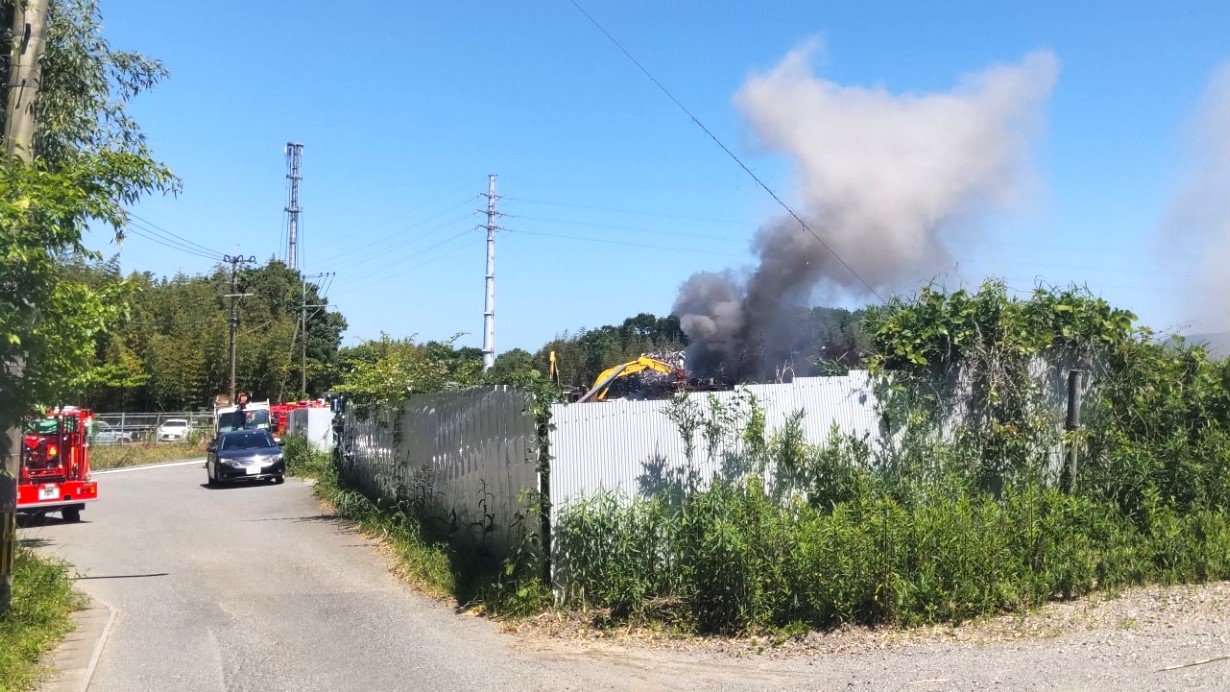 大分市内のリサイクル会社で農機具などが燃える火災　延焼中　